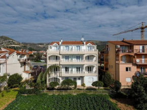Apartments by the sea Seget Donji, Trogir - 23134